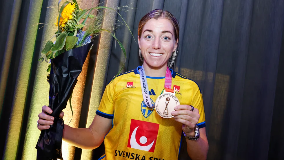 Linda Sembrant med VM-medaljen.