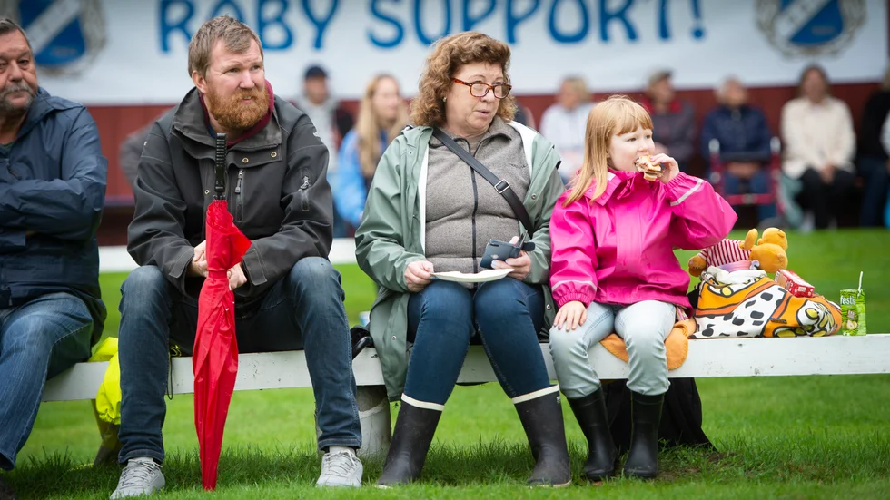 Magnus Hjelm, Eva Hjelm och Greta Stenström, 7 år, har bänkat sig på första parkett.