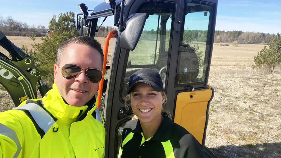 Gustav Boberg och Benthe Combee har stresstestat Volvos eldrivna minigrävare.