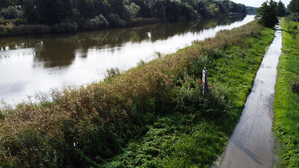 Gång- och cykelstigen Åstråket ligger till stora delar under vatten efter att Eskilstunaån breddat över.