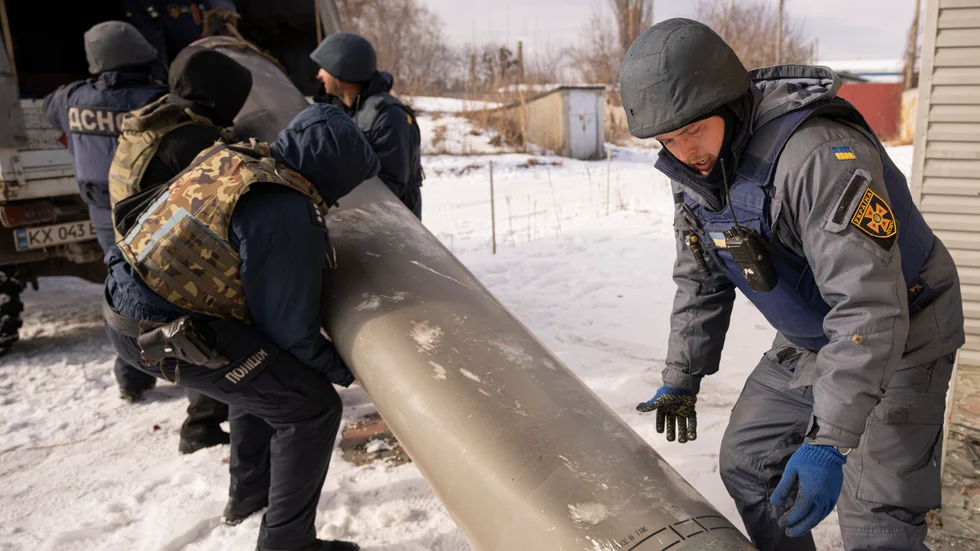 Ukrainska räddningstjänst med en rysk luftvärnsrobot av typen S-300. Arkivbild.
