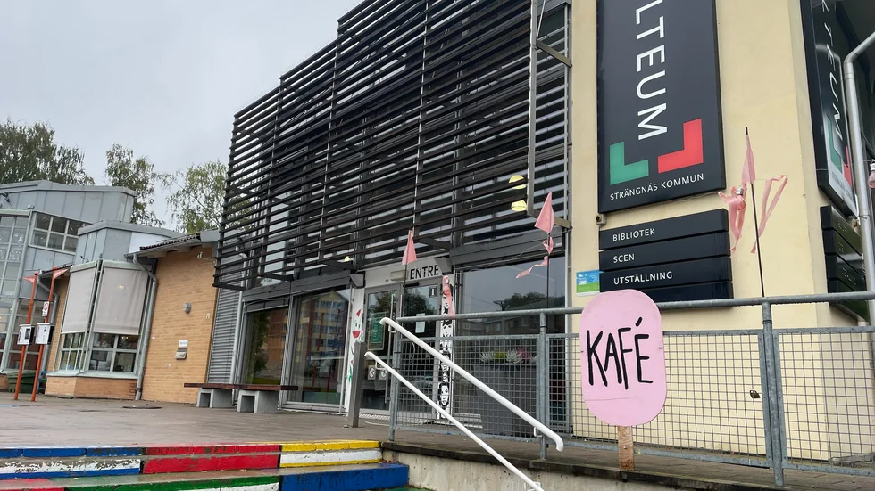 Multeum och biblioteket har tidigare tvingats stänga tidigare om dagarna. Under 2023 drogs öppettiderna ner, då på grund av omfattande skadegörelse och stök.