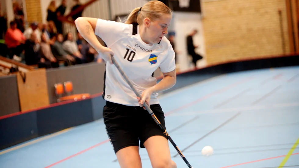 Emma Carlsson sköt 1-0, men skadade knäet senare i matchen och kunde inte spela vidare.