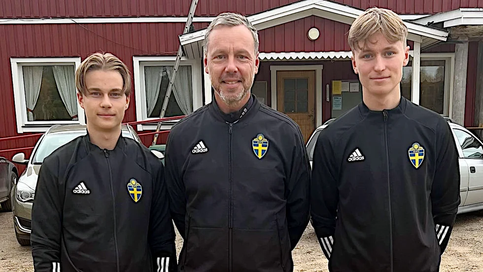 Pappa Daniel Bergström flankeras av sönerna Ivar till vänster och Noel till höger. Nu har trion dömt tillsammans för första gången.