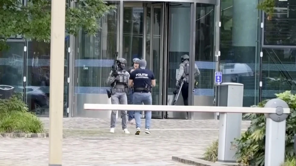 Polis utanför Erasmus medicinska center i Rotterdam.