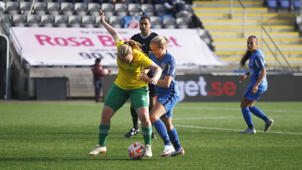 Uniteds Agnes Wigholm i en duell med en Bollstanässpelare under söndagens match på Tunavallen.