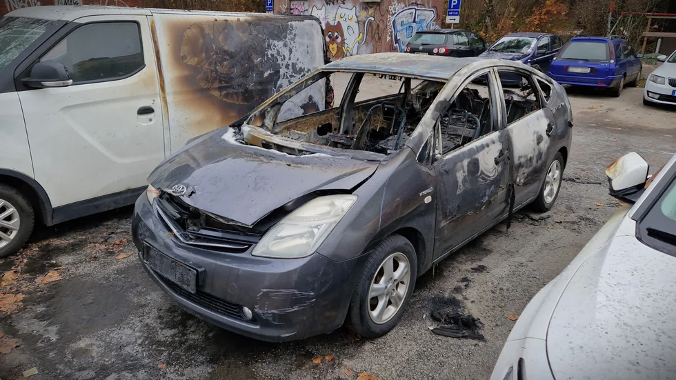 En parkerad bil började brinna på en parkering i Eriksberg.