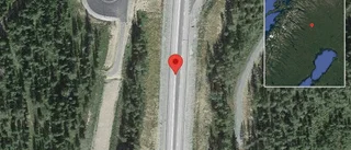 Personbil stillastående på E10 - ett körtfält blockerat