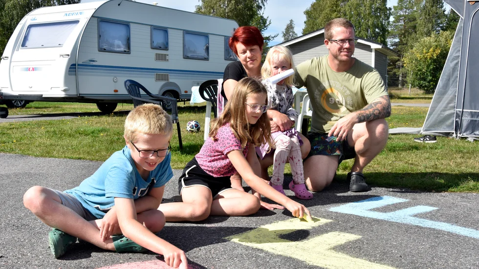 Laila Berg och Jimmy Enkvist med barnen Simon, 9, Julia, 10 och Linnea, 4. "Det är väldigt lugnt och fint här och underbart på stranden", säger Laila Berg