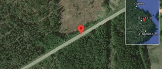En personbil i singelolycka på väg 661