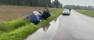 Trafikolycka i Enköpings kommun – personbil i diket på väg 510