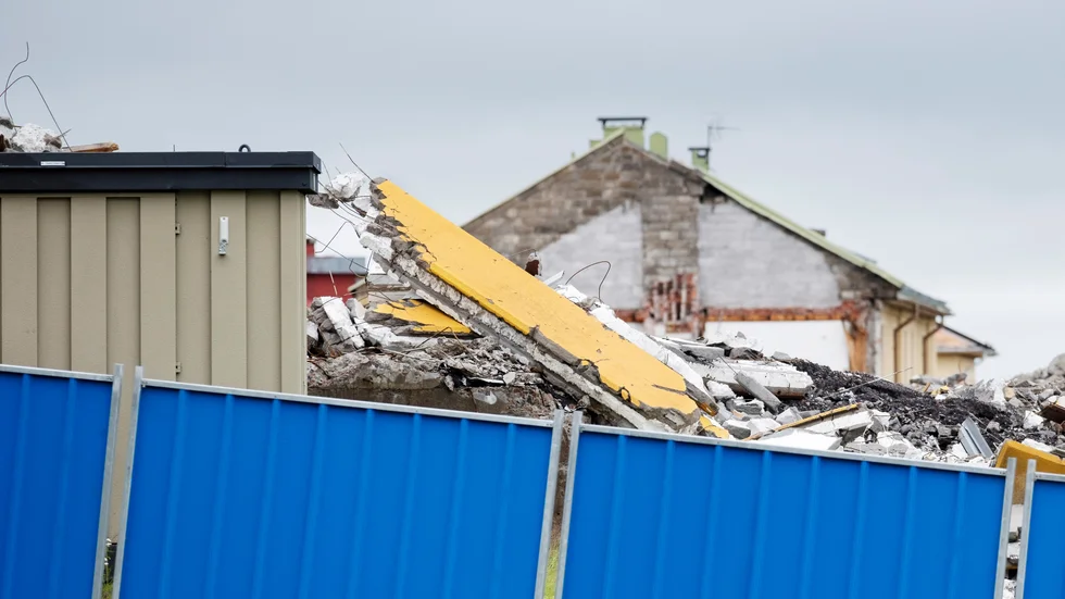 "Runtom oss stirrade tomma och svarta fönster uttryckslöst mot oss. Erskinehusen i kvarteret Ortdrivaren stod intill. Snusdosan höll på att demonteras inför rivning. Bredvid låg resterna av det som en gång kallades Berlinmuren", skriver Gert Frost efter sommarens besök i Kiruna.