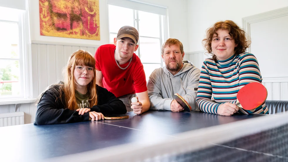Joline Nydahl, Ricky Timm, fritidsledaren Magnus Gustafsson och Ester Wallgård har varit med och planerat aktivitetsveckan på Dalsgården. Under torsdagen kommer pingisturnering stå på schemat.
