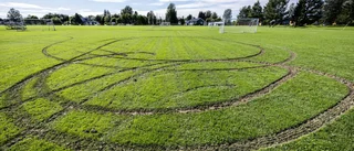 Fotbollsanläggning vandaliserad – sladdande bil har förstört plan