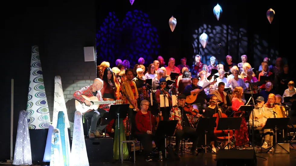 Fler än 100 personer finns på scenen vid konserten i Flen på lördag.