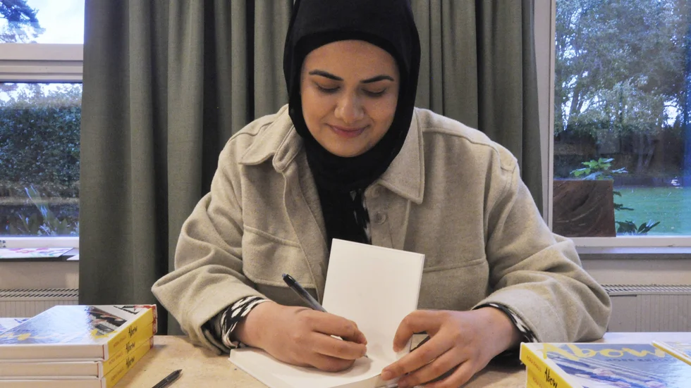 Nora Khalils hjärta ligger nära barnen – hon är lärare, ungdomsförfattare och flitig föreläsare i skolor. "Många pratar om att ungdomar vägrar läsa, men jag vill hellre tänka: vad kan vi göra för att få dem att läsa?" säger hon.