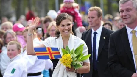 Kronprinsessan Victoria invigde utställningar på Ålands museum och Ålands konstmuseum och träffade ålänningar på torget i Mariehamn då hon på torsdagen besökte Åland. Foto: Jonas Ekströmer/SCANPIX