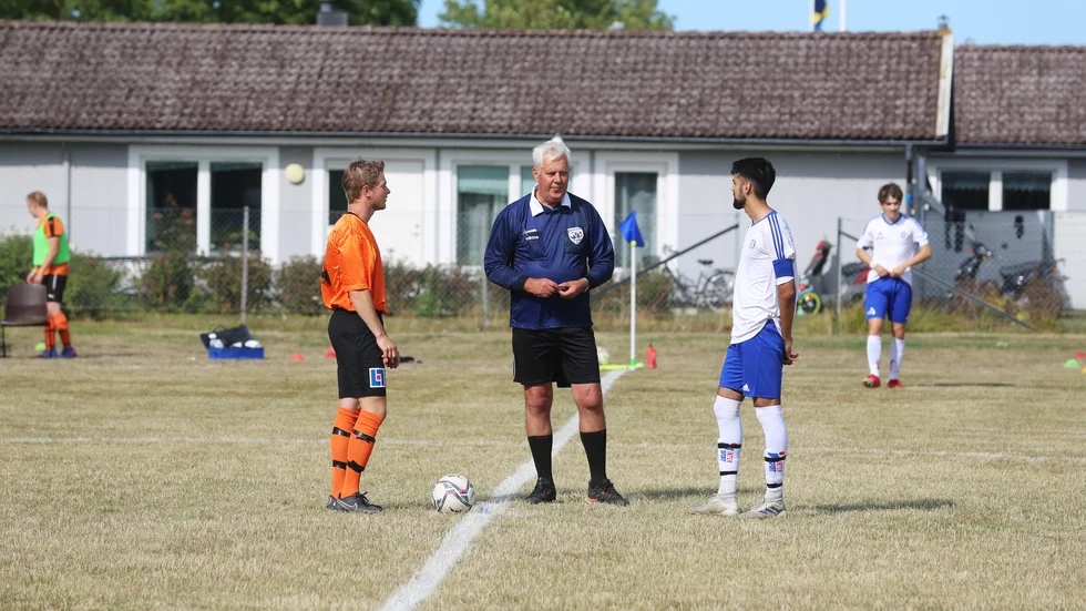 Den före detta elitdomaren Rune Larsson återvände till planen under den årliga matchen på Burgsvik IP i lördags.
