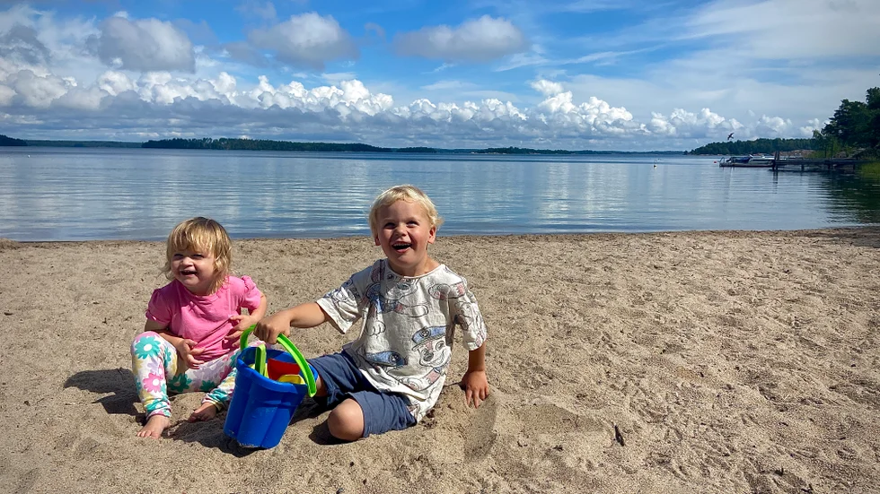 Mamma tycker att det är kallt i vattnet och har inte badat på över en månad. Barnen Alice och William Järnström håller dock inte med.