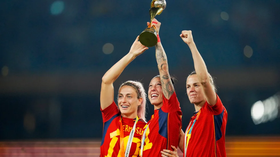 Alexia Putellas (till vänster) och Irene Paredes (till höger) finns med i Spaniens Nations League-trupp som ska möta Sverige på Gamla Ullevi på fredag. Jennifer Hermoso (i mitten) saknas däremot. Arkivbild.