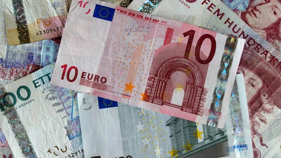 Att byta ut kronan mot euron i Sverige är en dålig idé, anser debattörerna. Arkivbild.