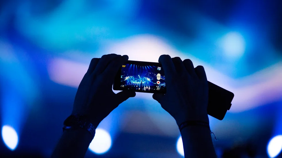 Njut där och då och lägg mobilen i fickan, uppmanar en konsertbesökare.