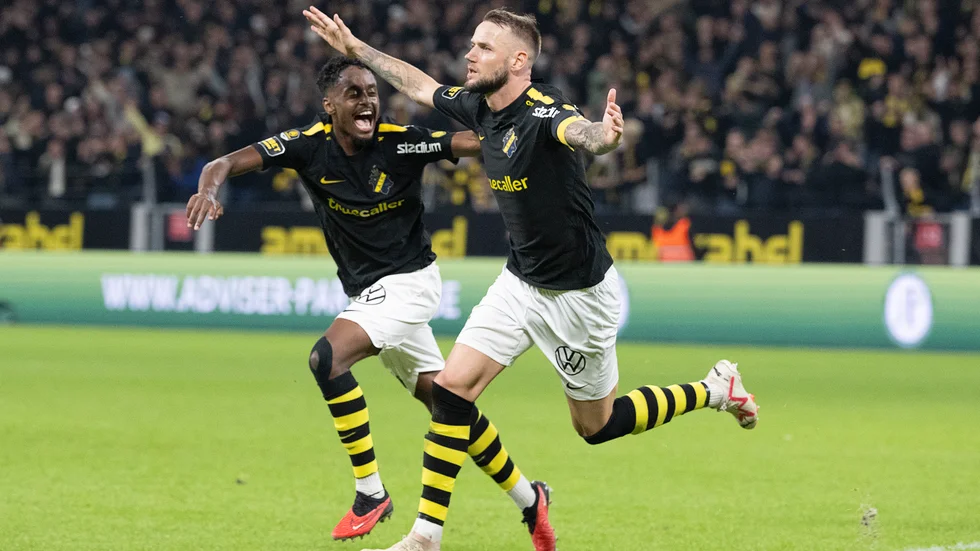 Alexander Milosevic jublar med Abdihakin Ali efter nickmålet som gav AIK 1–0-ledning hemma mot Degerfors.