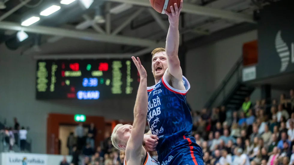 Gustav Hansson drev mot korgen, sköt och hittade fria lagkamrater. Förra årets MVP gjorde en fin debut i BC Luleå.