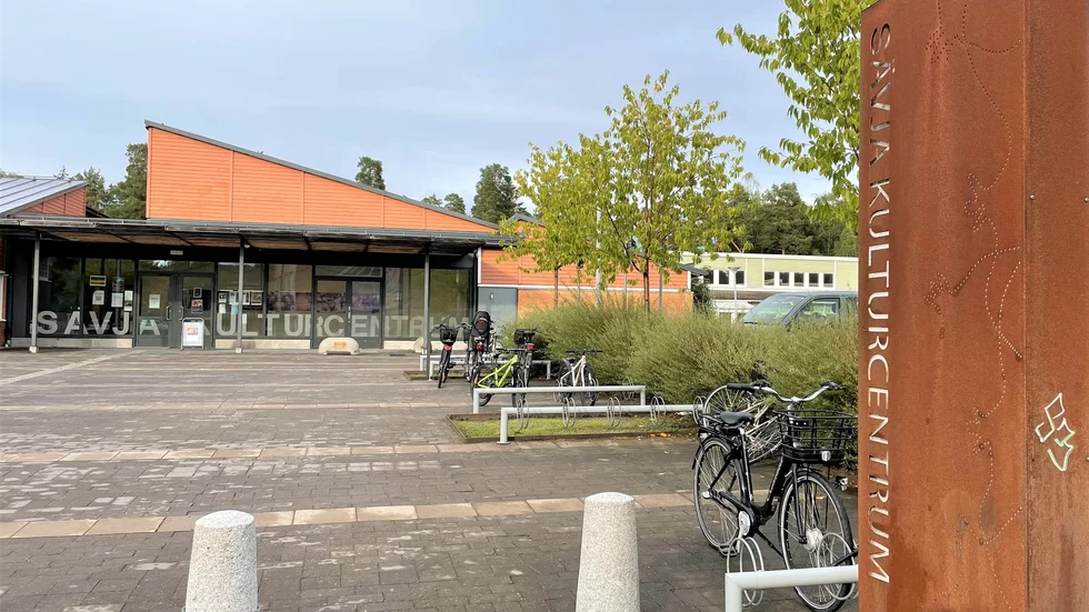 Hasse Sjöbom ifrågasätter beslutet att fortsätta ha stängt på kvällarna på biblioteket i Sävja.