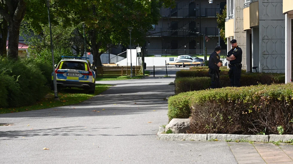 Polis på plats i Hageby.