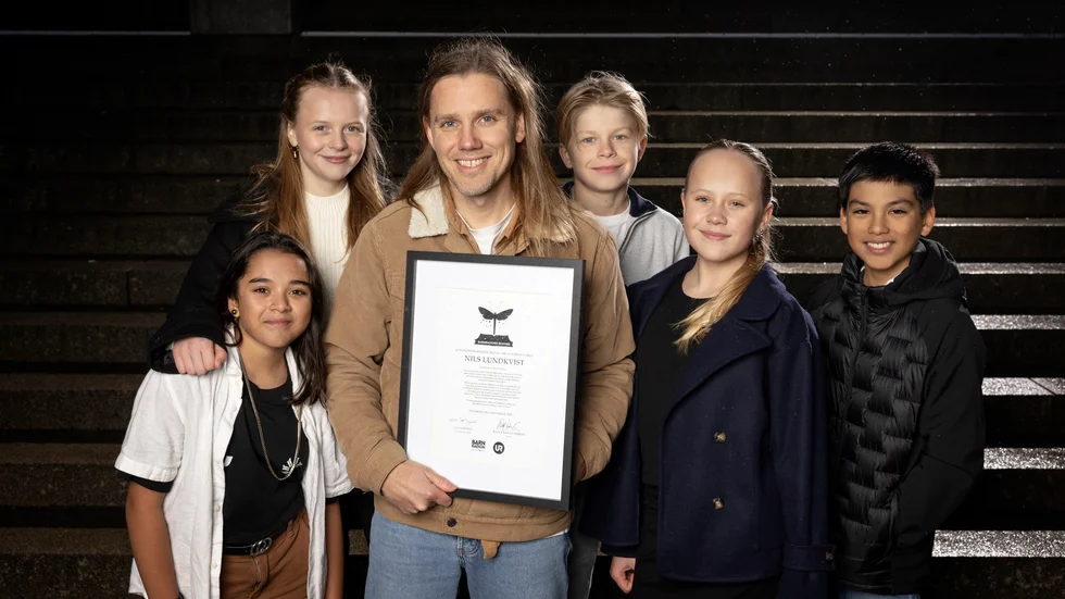 Juryn består av fjärde- och femteklassare på Möllevångsskolan i Malmö, här med vinnaren Nils Lundkvist. Att få med barnperspektivet är av största vikt i urvalsprocessen. (Tove Smith, Elias Vera Briseño, Lovisa Carlén, Manuel Cubas, Alina Johnsson, Ville Ek).