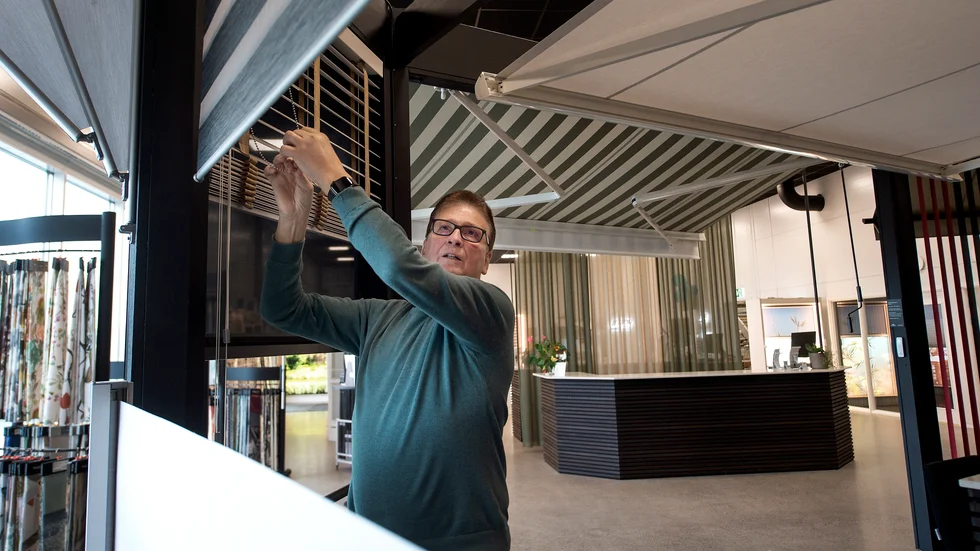 "Folk bor i en hyresrätt och säger 'jag har inte råd med gardiner'. Men du har ju råd att köpa en entrecôte. Den äter du upp på en timme, men en gardin är kvar i åratal", säger Johnny Carman.