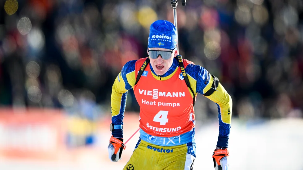 Martin Ponsiluoma missar Sverigepremiären i skidskytte. Arkivbild.