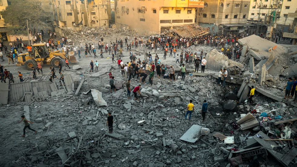 Människor söker efter överlevande efter ett israeliskt luftangrepp i Rafah på Gazaremsan på tisdagen.