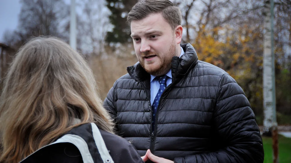Östhammars kommunalråd Fabian Sjöberg (M) ska inte gnälla på journalister som ställer frågor.