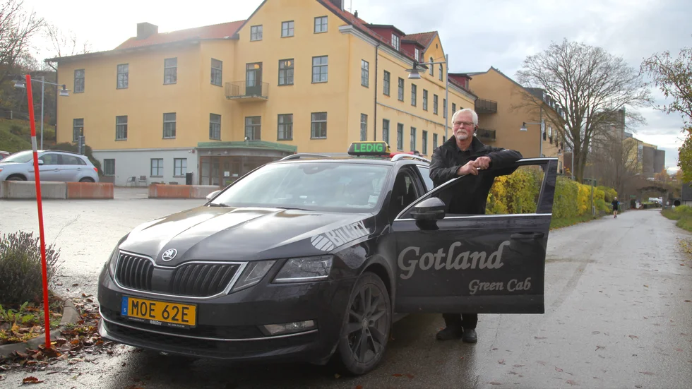 Artikeln om Kjell Jonsson, Green Cab Gotland (bilden), som inte längre kan köra färdtjänst då elbilar inte tillåts, fick Mattias Goldmann, grundare av 2030-sekretariatet, att reagera,.