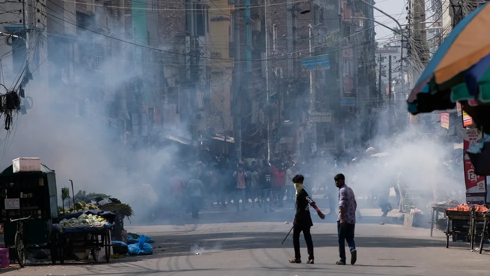 Såväl textilarbetarnas som allmänna politiska protester har blivit bitvis våldsamma i Bangladesh. Här har polisen satt in tårgas mot klädarbetare i utkanten av Dhaka i förra veckan.
