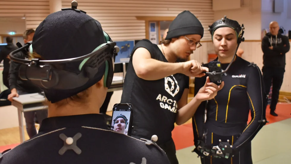 Det är första gången som både Reetta Nurkka (till vänster) och Anna Doepel jobbar med ”motion capture”. Här hjälper Erik Okfors från Creative crowd till med att få igång Annas ansiktskamera.