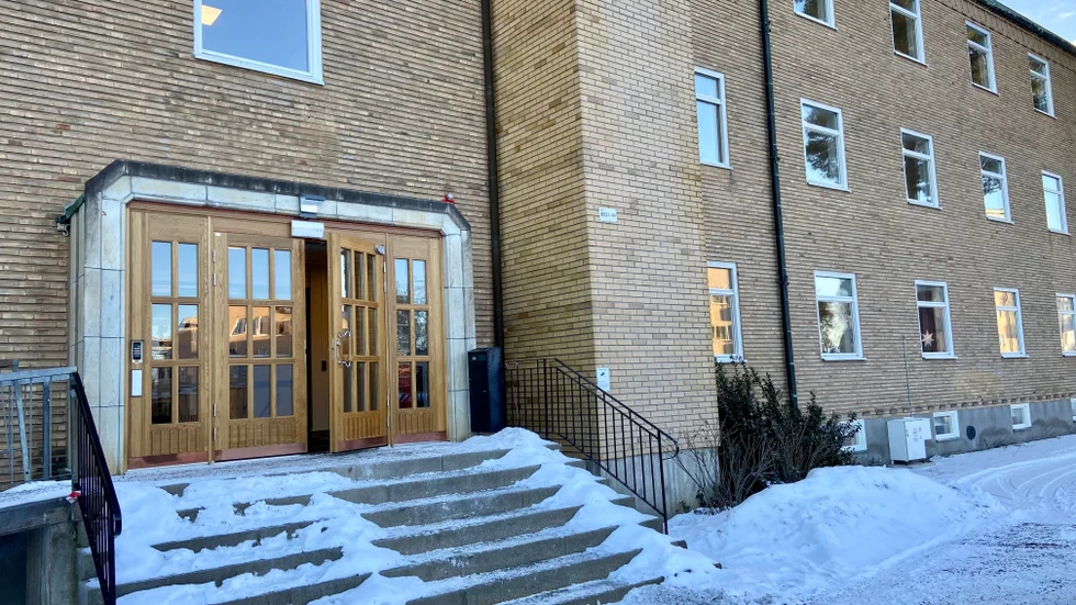 Järvenskolan har nu haft mobilfritt i en månad. Rektor och lärare anser att det funkar bra, medan eleverna inte är lika positiva. 