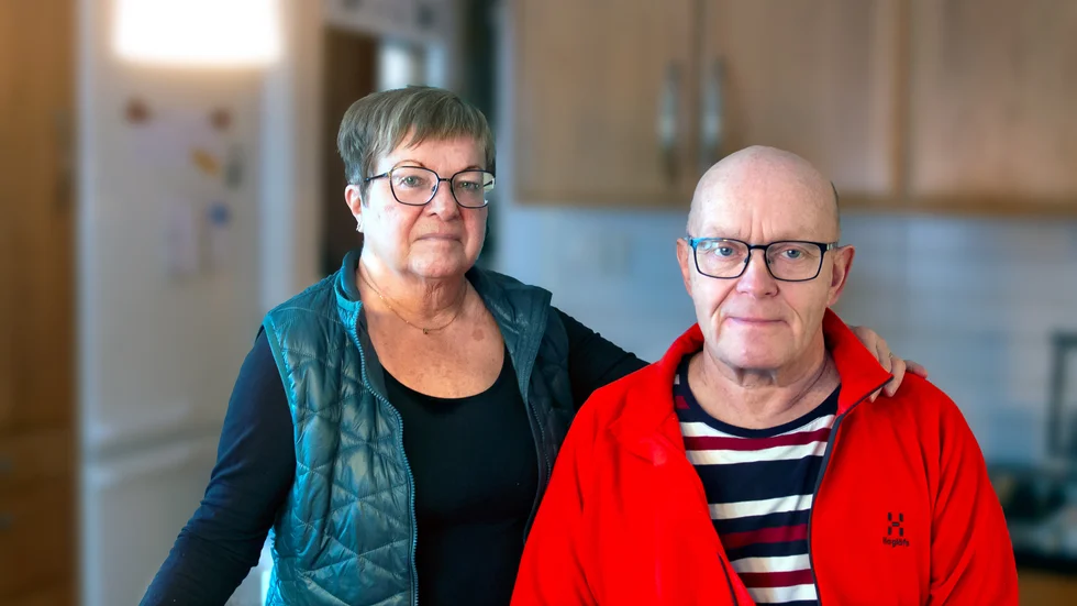 Åke Ylipää och Anita Liminga i Pajala fick vänta i tre timmar efter att Åkes nya höftkula gått ur led. Den närmaste ambulansen var 15 mil bort.