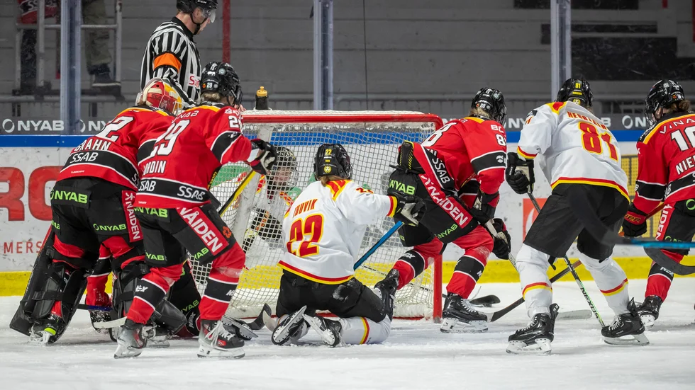 Brynäs gjorde allt för att kvittera, men trots det såg Sara Grahn till att hålla rent. "Inte det roligaste när det blir så där rörigt", säger hon.
