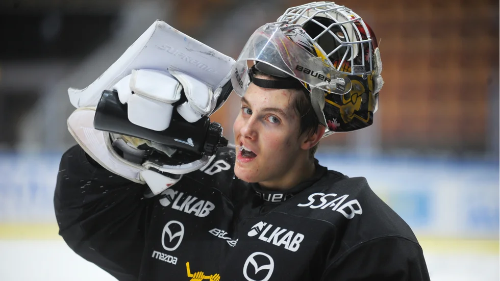 Isak Sörqvist, 16, tränade med Luleå Hockeys A-lag under måndagen då David Rautio fortsatt vilar på grund av den sjukdom som gjorde att han missade matchen i lördags mot HV71.