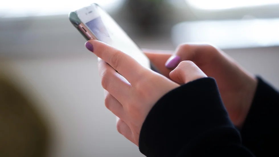 Enligt åtalet fick flickan textmeddelande från sin farfar där han  bad henne att ta av sig naken.
