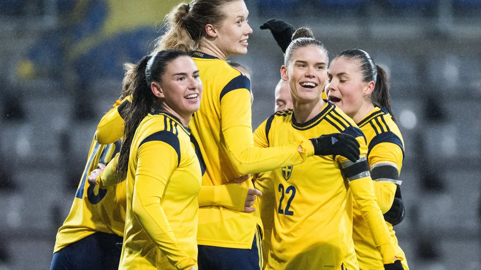 My Cato och Ebba Handfast drar på sig landslagströjan igen i april. En samling som även Sofia Hjern och Wilma Leidhammar finns med på. 