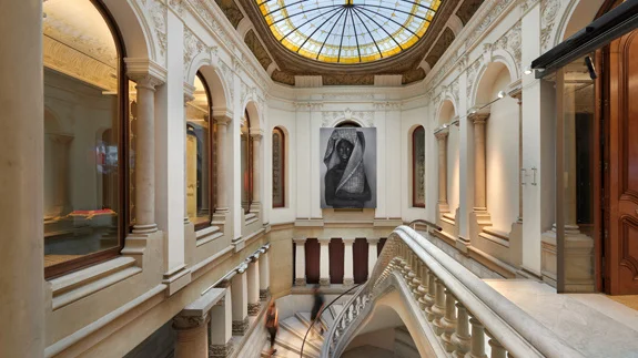 Ett motiv fångat av den sydafrikanska fotografen Zanele Muholi hänger i museets trappa.