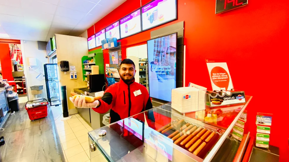 Oliver Petersson serverar korv på Willys på Kungsgatan. Just nu har eleverna höstlov, men annars brukar kön ringla lång till förbutiken under lunchtid. 