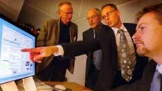 Gotlandspress vd Lars Herlin, kommunalrådet Björn Jansson, chefen för helagotland.se Patrik Annerud och GA:s taltidnings Pär Rydenholm tittar på det digitala hjärtat i Gotlandspress nya och från de tidigare redaktionerna fristående mediesatsning. 
Foto:Henrik Radhe