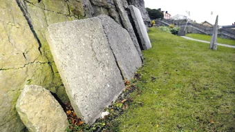 POSTLÅDA. Bakom en av gravstenarna vid Visby Domkyrka hämtade Gösta order under sina år inom underrättelseverksamheten. Tecknet var ett gummiband på grinden.
foto: tommy söderlund