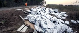 Lastbil med 24 ton strömming välte