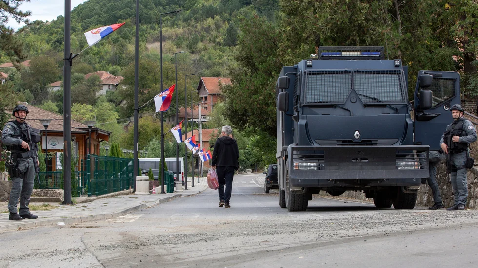 Poliser i Kosovo utanför Bansjkaklostret där en eldstrid pågick.